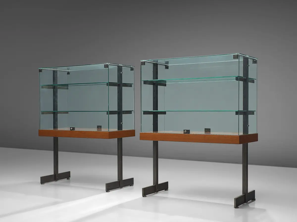 De Coene Showcases In Glass, Steel And Teak 1