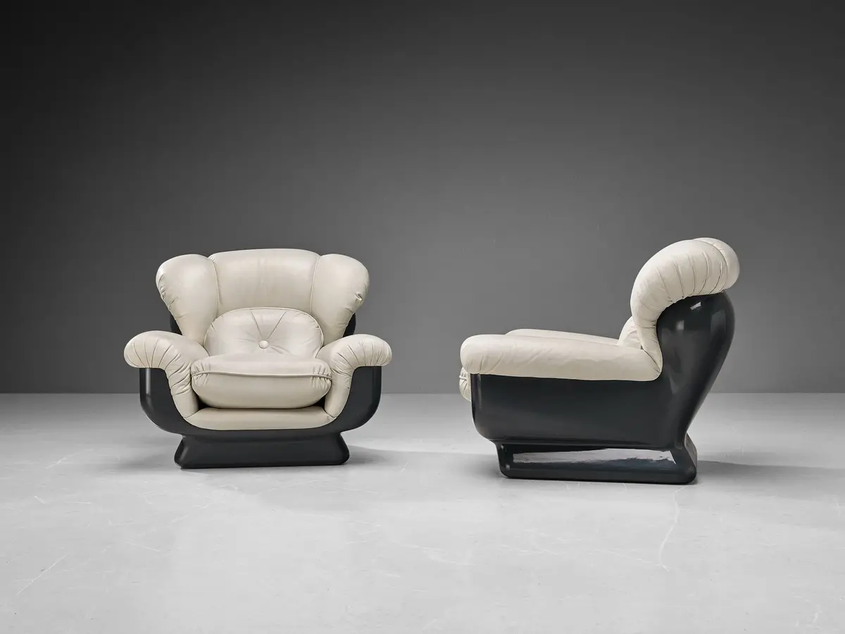 Italian Bulky Pair Of Lounge Chairs In Fiberglass And Leatherette 2