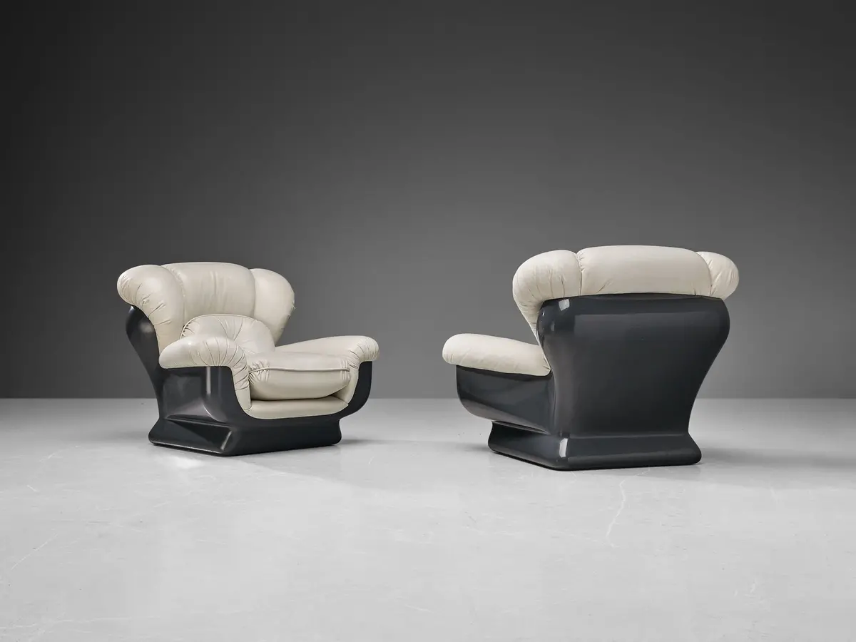 Italian Bulky Pair Of Lounge Chairs In Fiberglass And Leatherette 1