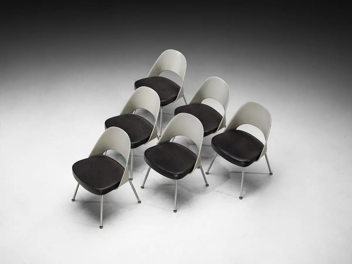 Eero Saarinen For Knoll International Set Of Six Dining Chairs In Fiberglass And Leather 1