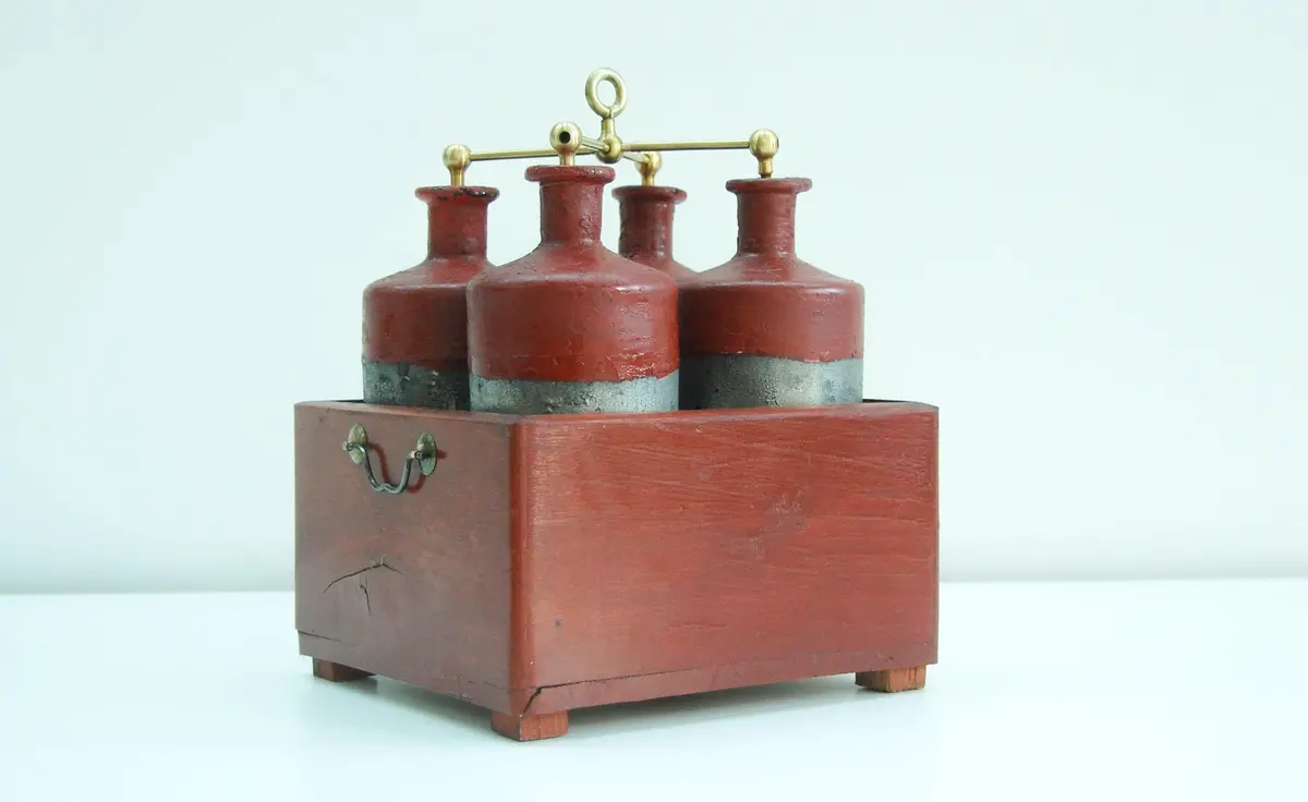 Early Nineteenth Century Battery Of Four Leyden Jars In Original Pine Case 1