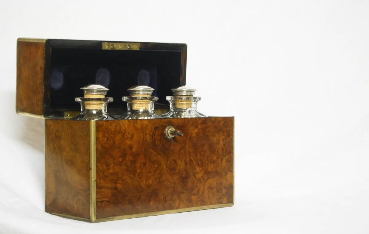Late Victorian Burr Walnut And Brass Decanter Set With Bramah Lock And Original Key. Circa 1880 1